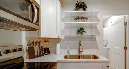 Nurse-Ready Rental 10 Mi to Dtwn Riverside!