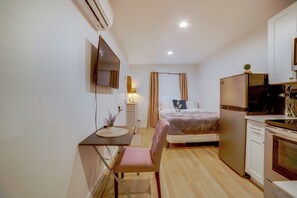 書桌、熨斗/熨衫板、可攜式嬰兒床、上網