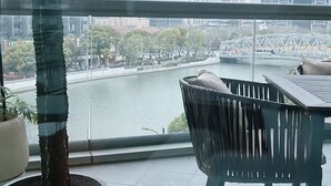 A balcony with a view of a river, city skyline, and a bridge. - River House Near Peoples Square And The Bund (Shanghai)