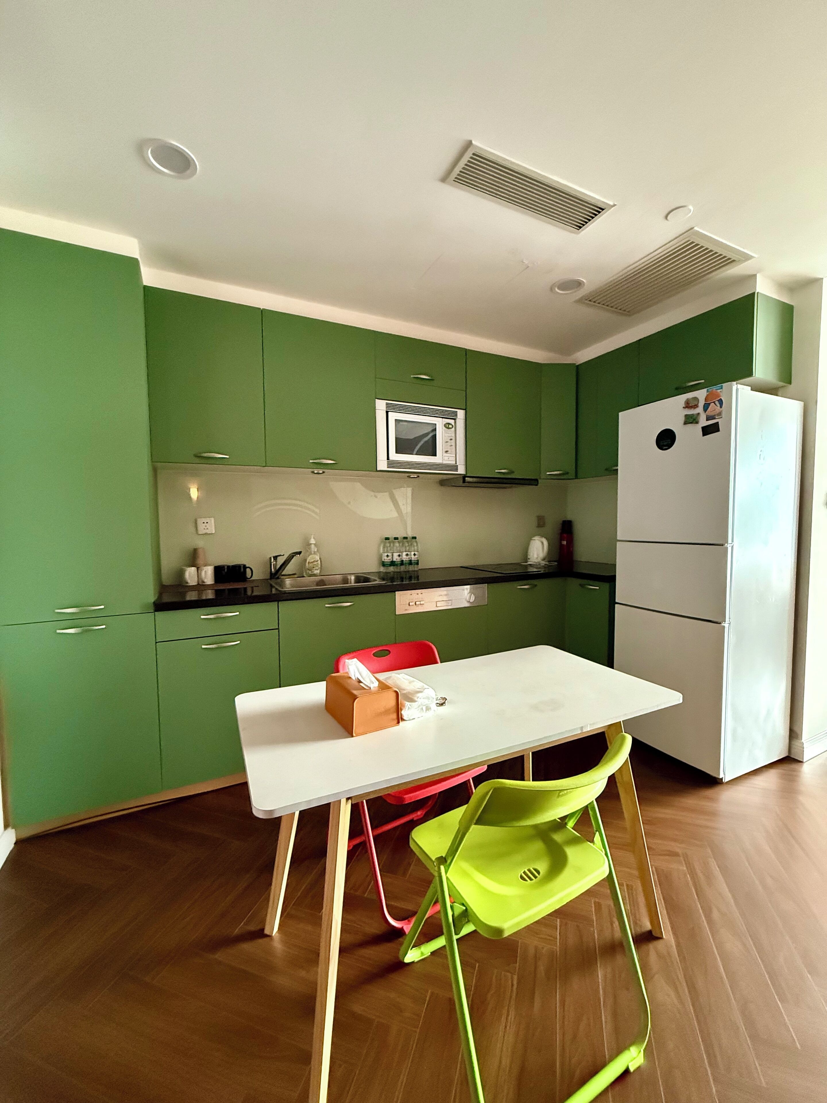 Deluxe Suite, City View | Private kitchen