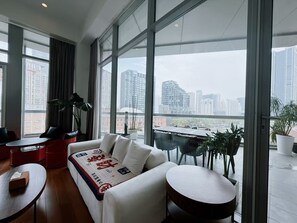 Signature Room | Blackout curtains, iron/ironing board, free WiFi - River House Near Peoples Square And The Bund (Shanghai)
