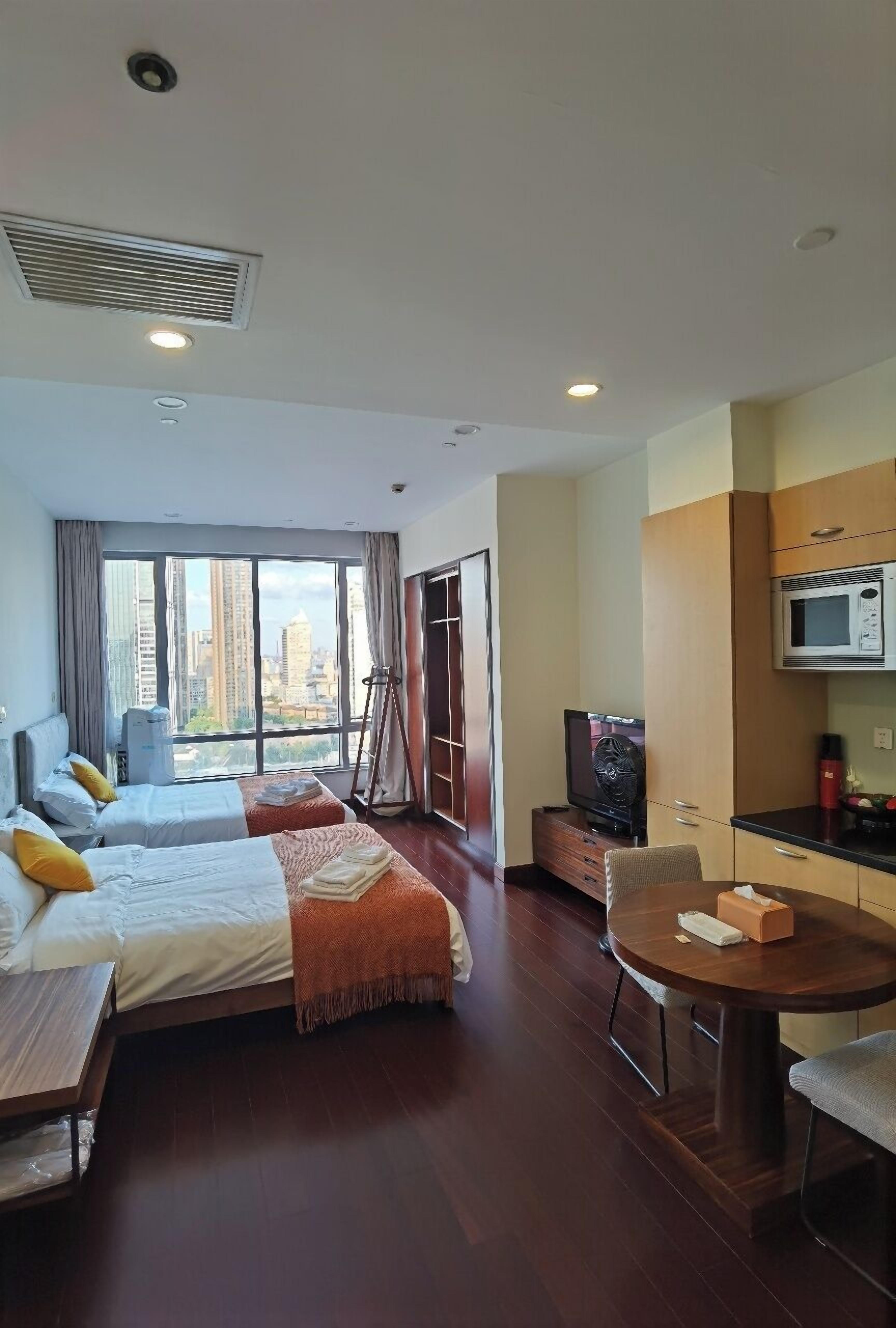 Camera doppia, vista città | Tende oscuranti, ferro/asse da stiro, Wi-Fi gratuito