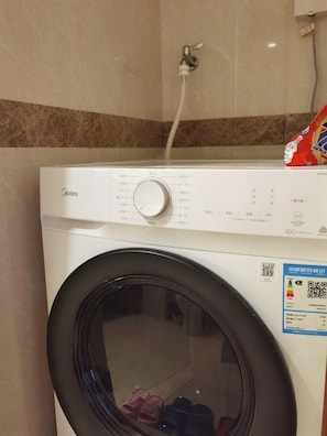 Doppelzimmer, Stadtblick | Badezimmer | Haartrockner, Hausschuhe, Handtücher, Shampoo