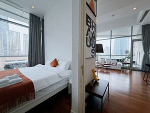 Signature Room | Individually decorated, blackout drapes, iron/ironing board, free WiFi - River House Near Peoples Square And The Bund (Shanghai)