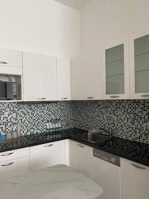 Comfort Suite | Private kitchen | Fridge, microwave, stovetop, cookware/dishes/utensils - River House Near Peoples Square And The Bund (Shanghai)