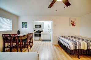 1 bedroom, desk, iron/ironing board, travel cot - Work & Play! Studio 7 Mi to Dtwn San Bernardino (Rialto)