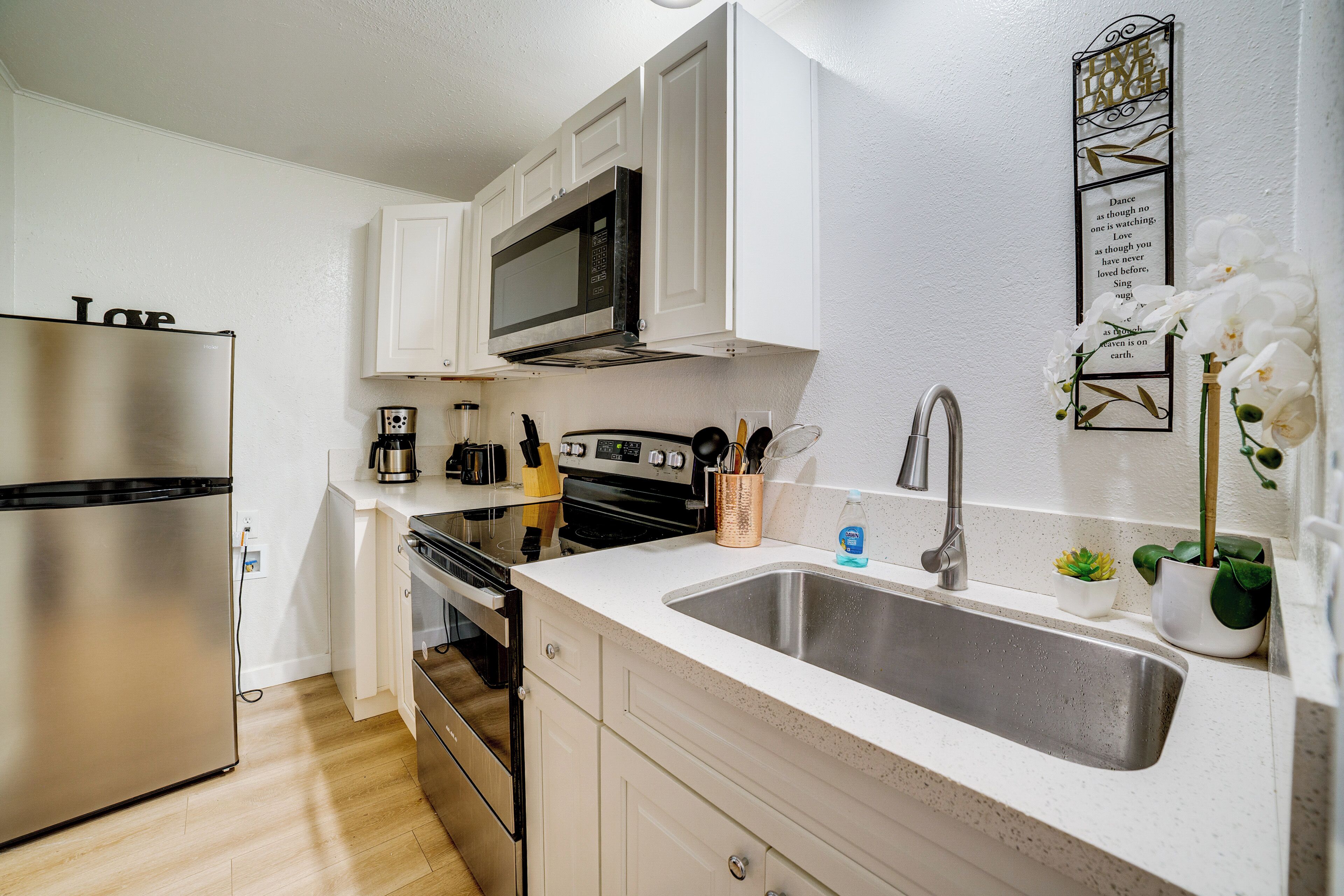 Réfrigérateur, four à micro-ondes, surface de cuisson, cafetière-théière