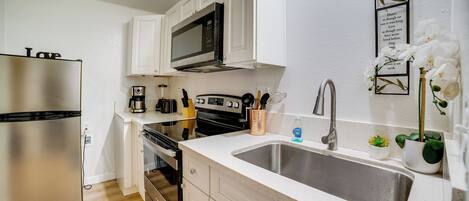 Réfrigérateur, four à micro-ondes, surface de cuisson, cafetiÚre-théiÚre