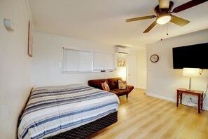 1 bedroom, desk, iron/ironing board, travel cot - Work & Play! Studio 7 Mi to Dtwn San Bernardino (Rialto)