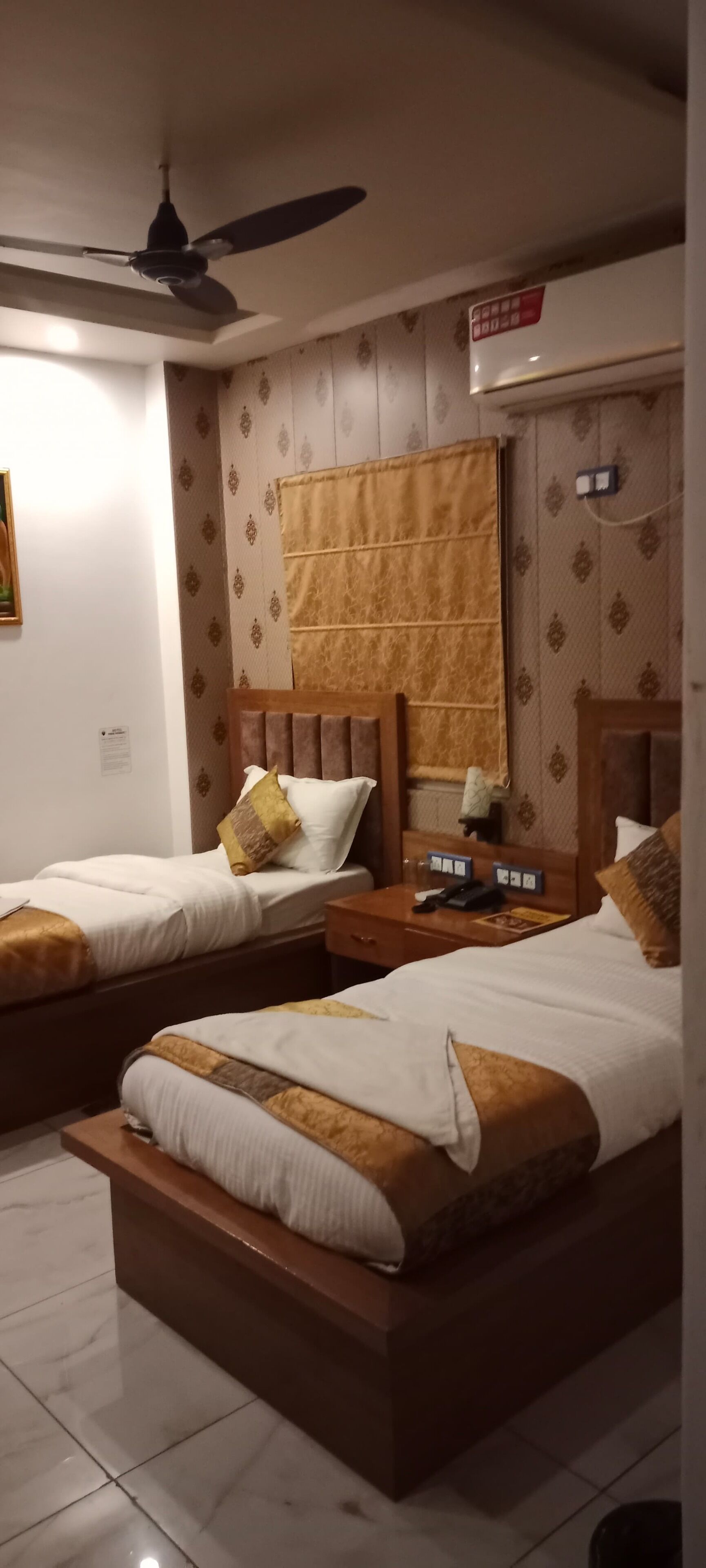 Desk, soundproofing, free WiFi