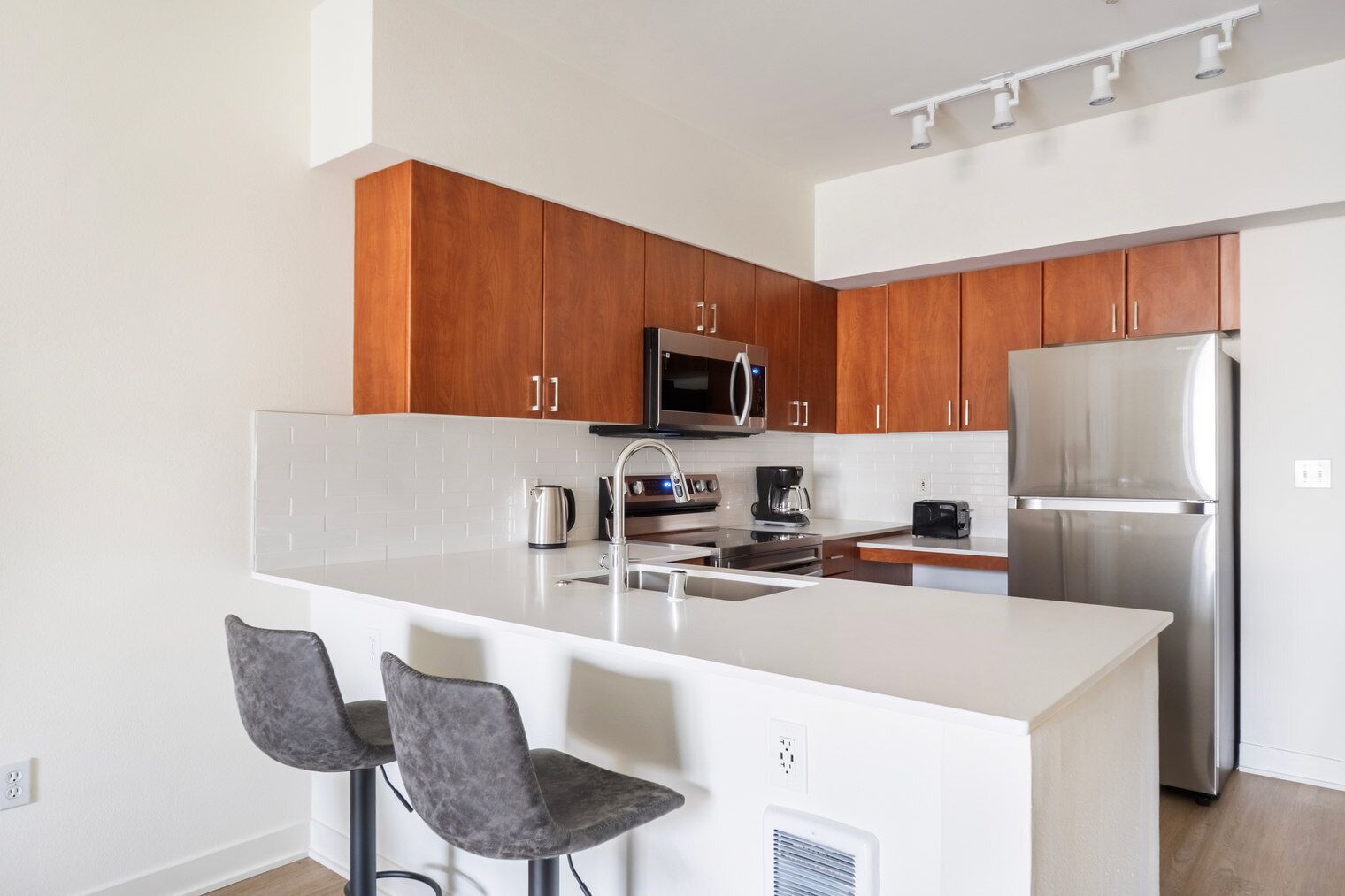 雪櫃、微波爐、焗爐、爐具