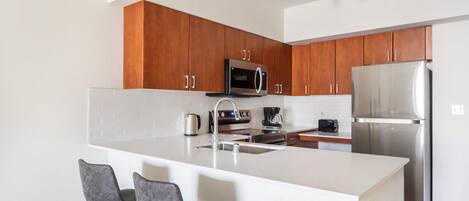 Kühlschrank, Mikrowelle, Ofen, Herdplatte