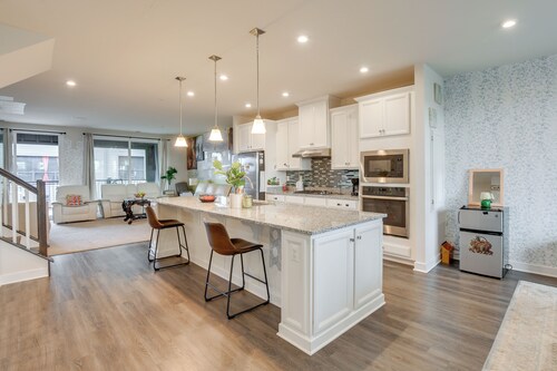 Townhome at Laurel Park: Modern & Spacious Getaway
