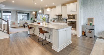 Townhome at Laurel Park: Modern & Spacious Getaway