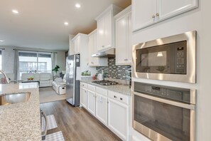 Microondas, lavavajillas, cafetera y tetera y utensilios de cocina 