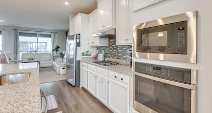 Townhome at Laurel Park: Modern & Spacious Getaway