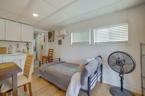 Bureau, accès Internet, draps fournis