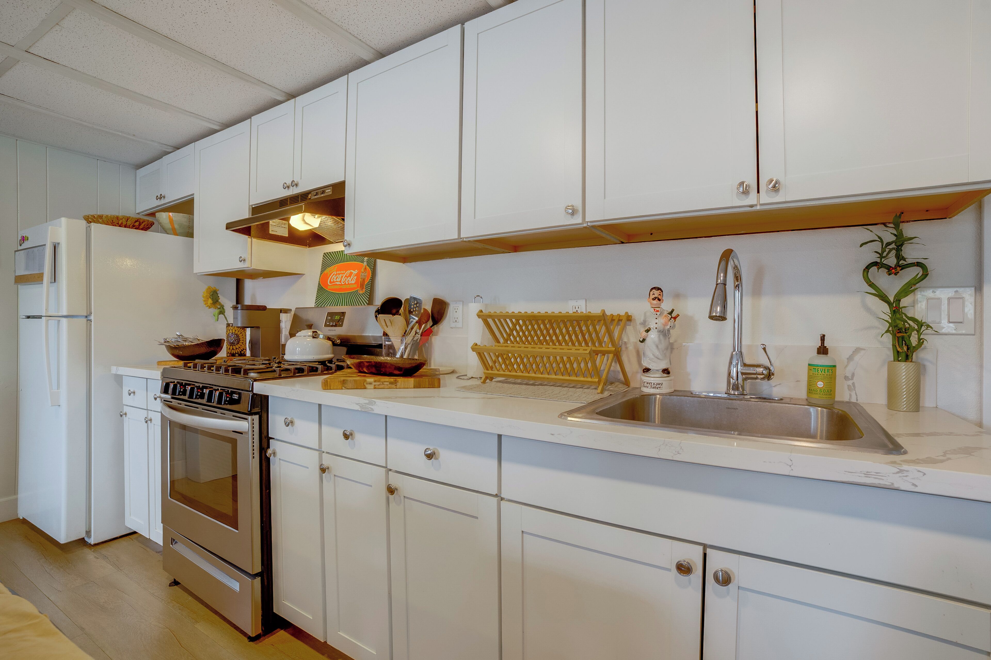 Fridge, microwave, stovetop, coffee/tea maker