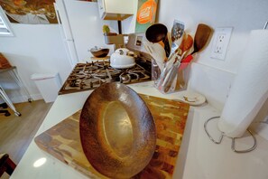 Réfrigérateur, micro-ondes, plaque de cuisson, cafetière/bouilloire