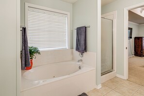 Hair dryer, towels - Gateway to Aggieland! College Station Family Home (College Station)