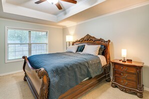 Skrivebord, strykejern/-brett, internettilgang og sengetøy