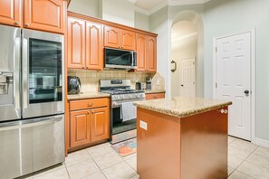 Kjøleskap, mikrobølgeovn, kokeplater og oppvaskmaskin