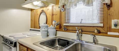 Réfrigérateur, micro-ondes, plaque de cuisson, cafetière/bouilloire