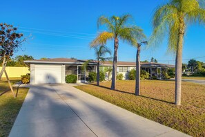Property grounds - Golf, Shop & Relax: Englewood Retreat w/ Lanai! (Englewood)