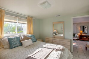 2 bedrooms, Internet, bed sheets - Golf, Shop & Relax: Englewood Retreat w/ Lanai! (Englewood)