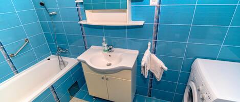 Haartrockner, Handtücher, Seife, Toilettenpapier