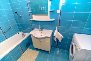 Haartrockner, Handtücher, Seife, Toilettenpapier