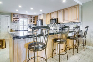 Jääkaappi, mikroaaltouuni, liesi, astianpesukone