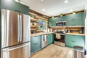 Kühlschrank, Mikrowelle, Herdplatte, Geschirrspüler