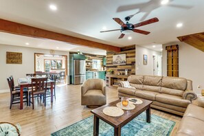 Fernseher, Kamin, Tischfußball, Tischtennisplatte