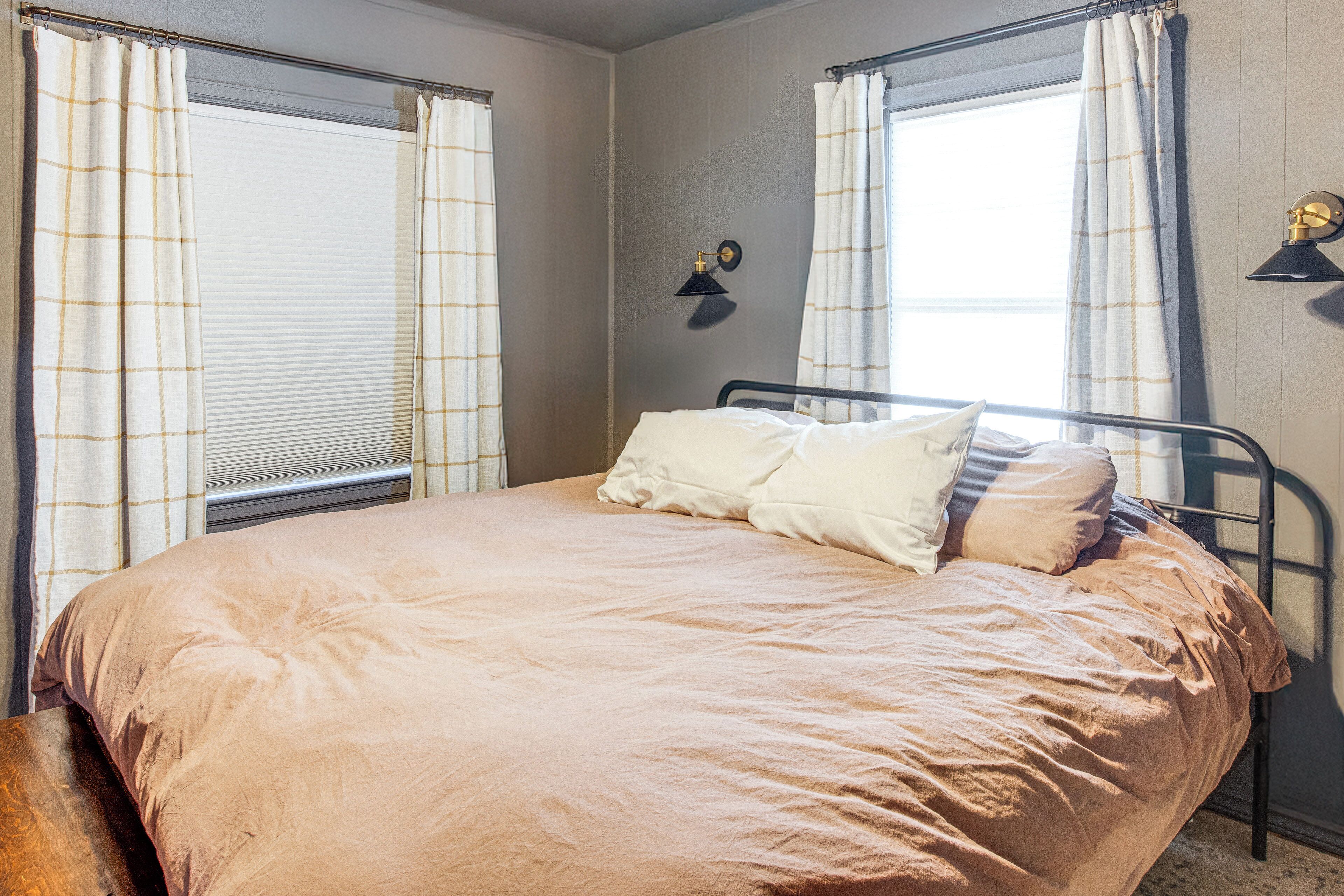 Skrivebord, internetforbindelse, sengetøj