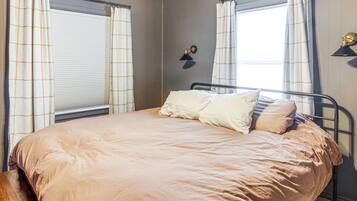 Escritorio, acceso a internet y ropa de cama