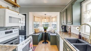 Refrigerador, microondas, placa de cocina, lavavajillas