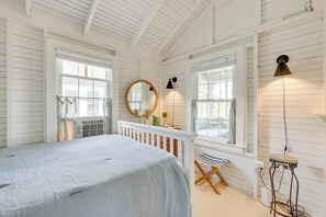 2 bedrooms, iron/ironing board, internet, bed sheets