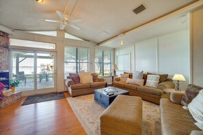 TV - Family Retreat on Cedar Creek Lake! Dock & Views (Trinidad)
