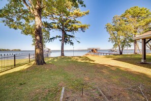 Property grounds - Family Retreat on Cedar Creek Lake! Dock & Views (Trinidad)