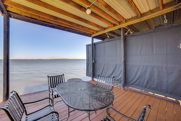 Outdoor dining - Family Retreat on Cedar Creek Lake! Dock & Views (Trinidad)