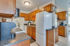 Fridge, microwave, stovetop, dishwasher