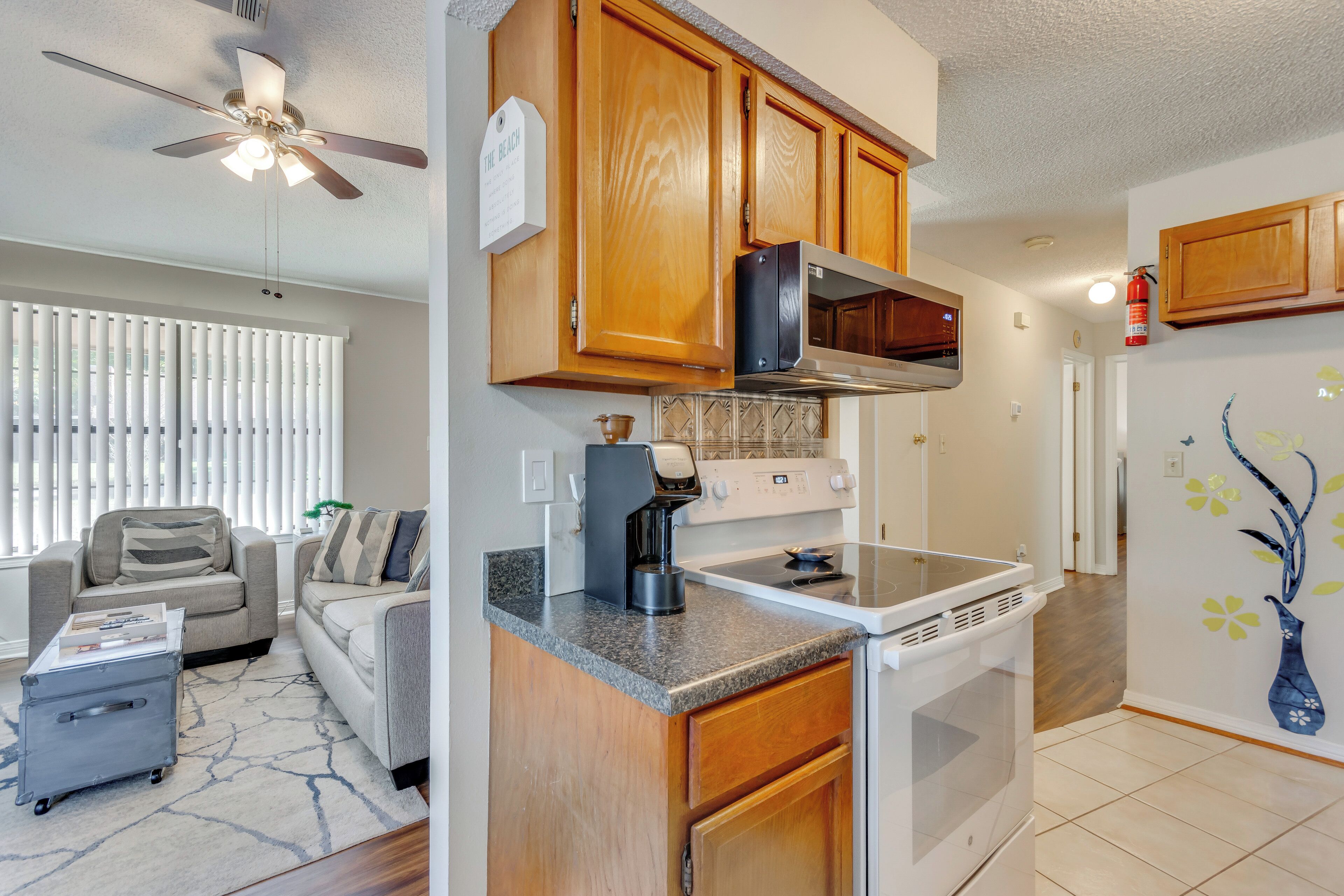 Kylskåp, mikrovågsugn, spishäll och diskmaskin