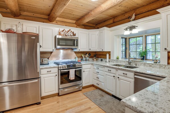 Fridge, microwave, stovetop, dishwasher