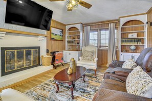 TV, fireplace, books, stereo - River, Trails & Wine! Group Retreat Near Mt Airy (Ararat)