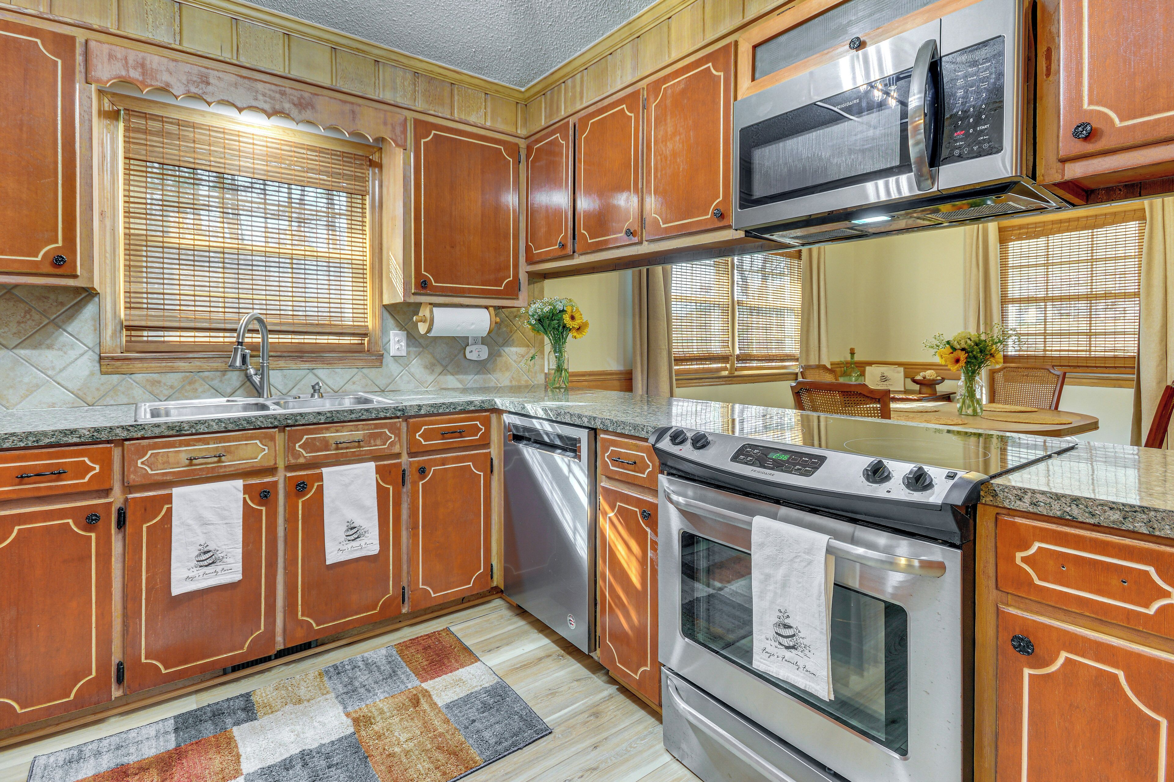 Een koelkast, een magnetron, een kookplaat, een vaatwasser