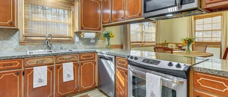 Jääkaappi, mikroaaltouuni, liesi, astianpesukone