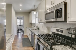 Réfrigérateur, micro-ondes, plaque de cuisson, lave-vaisselle