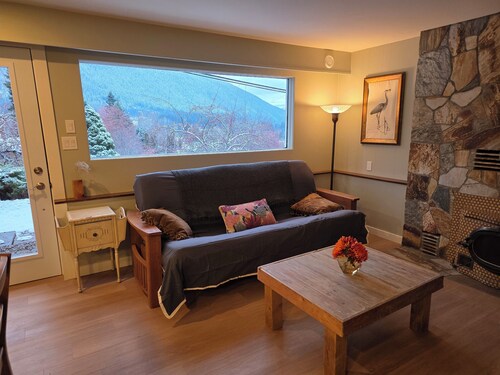 Cozy ski retreat on Copper Mountain w/artist studio. Pet-Friendly!