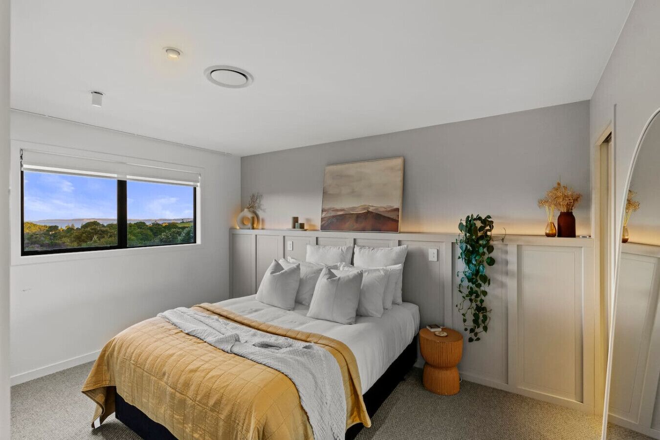 Desk, iron/ironing board, WiFi, bed sheets